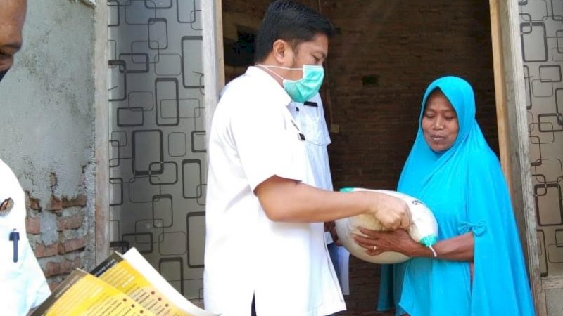 Masyarakat Sinjai Timur kali ini dapat giliran bantuan Covid-19. Tepatnya di Desa Salohe. Penyaluran dilakukan Kadis Kominfo Sinjai, Irwan Suaib.