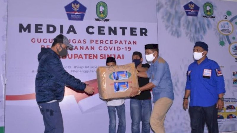 Partai NasDem menyerahkan bantuan kepada Bupati Sinjai, Andi Seto Asapa.
