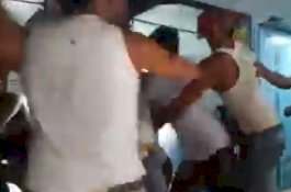 Buruh Berkelahi dalam Kereta Usai Rebutan Makanan, Polisi Hanya Menonton karena Takut Corona