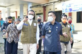 Berkunjung ke Maros, Gubernur Sulsel Serahkan Bantuan Penanganan Covid-19 dari Para Donatur