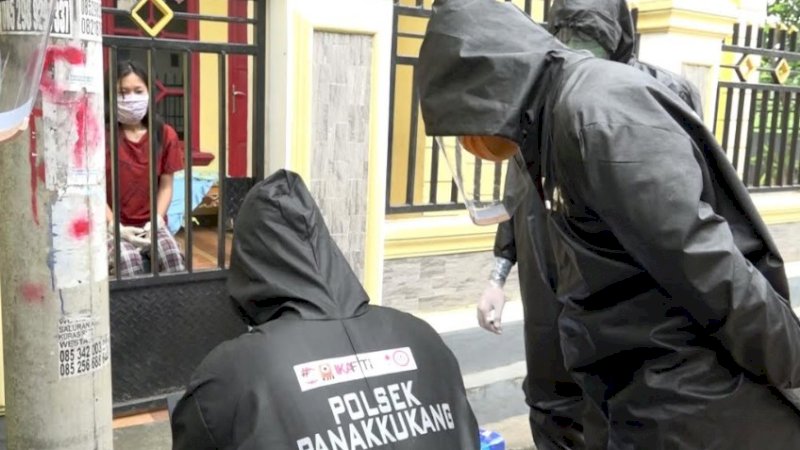 Polsek Panakkukang mewawancarai korban pencurian dengan dibatasi pagar.