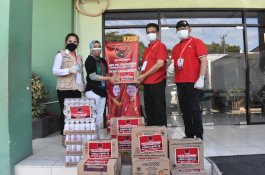 PDIP Sulsel Salurkan Minuman Sehat ke Tim Medis, dan Bagikan Masker ke Masyarakat