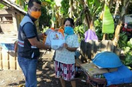 Komunitas Sepeda EPIC Makassar Berbagi Sembako ke Warga Kurang Mampu