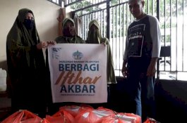 Muslimah Wahdah Makassar Berbagi 3.140 Paket Iftar