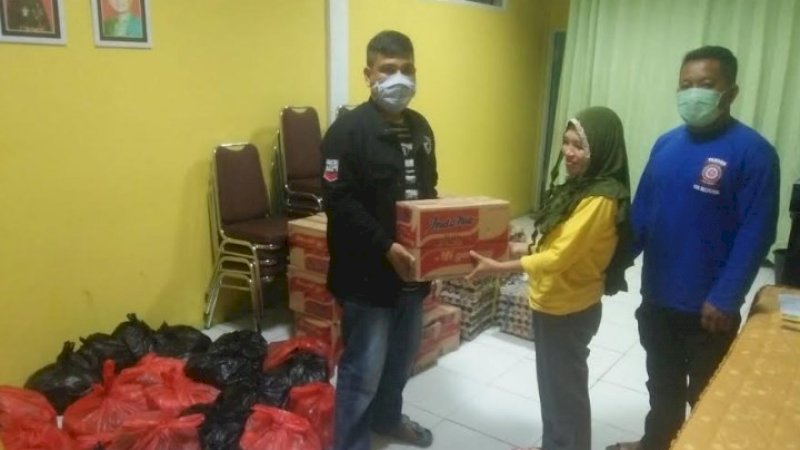 Empat belas kepala keluarga di Lingkungan Baturapa, Kelurahan Borongrappoa mendapatkan bantuan logistik dari Dinas Sosial Kabupaten Bulukumba.