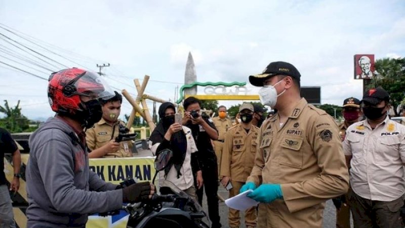 Bupati Gowa, Adnan Purichta Ichsan mensosialisasikan tujuan PSBB kepada warga.