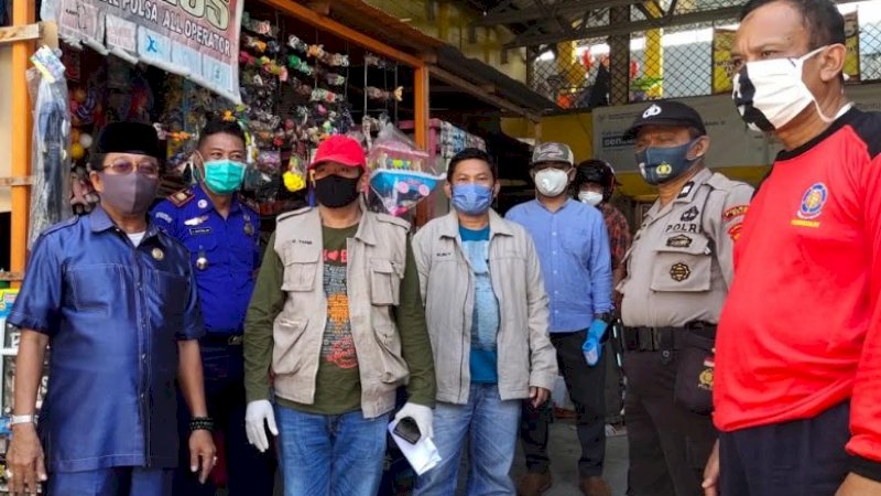 Komisi II DPRD Wajo memantau pembukaan kembali Pasar Sentral Sengkang, Jumat (8/5/2020).