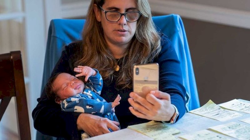 Luciana Lira mengajar secara online sambil mengasuh bayi milik salah seorang orang tua murid.