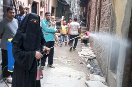 Tidak Bisa Bekerja akibat Covid-19, Muslimah Bercadar Ini Pilih Membersihkan Kuil dan Gereja