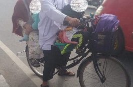 Nekat Pulang Kampung Naik Sepeda Bonceng Dua Anak, Pasangan Ini Berakhir di Tengah Jalan