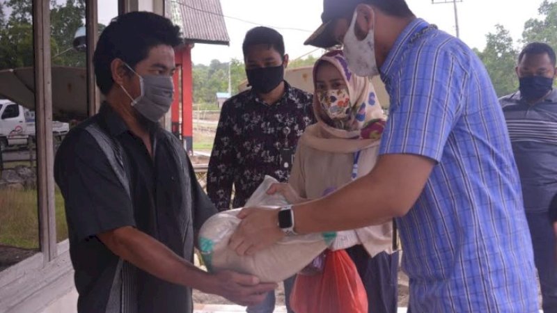 Bupati Sinjai, Andi Seto Asapa (ASA) didampingi Ketua TP PKK Sinjai, Hj Andi Nurhilda Daramata &nbsp;menyalurkan sembako di Desa Bua.