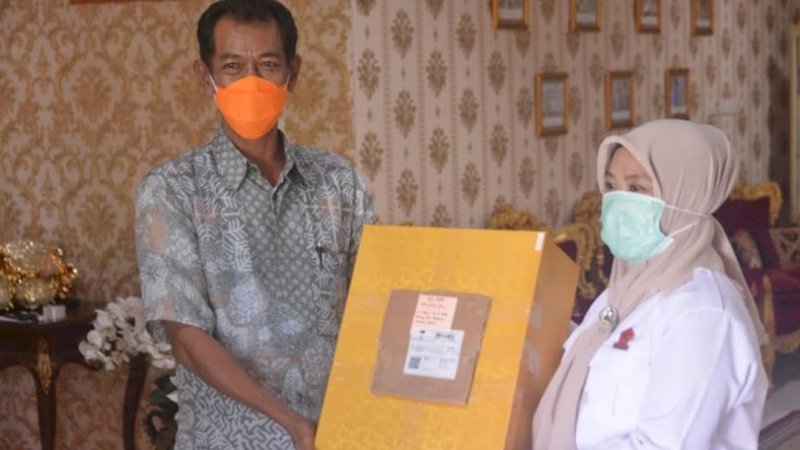 Sekretaris Gerindra Sinjai, Bulmawati menyerahkan bantuan Sufmi Dasco Ahmad kepada Sekretaris Tim Gugus Tugas, Budiaman.