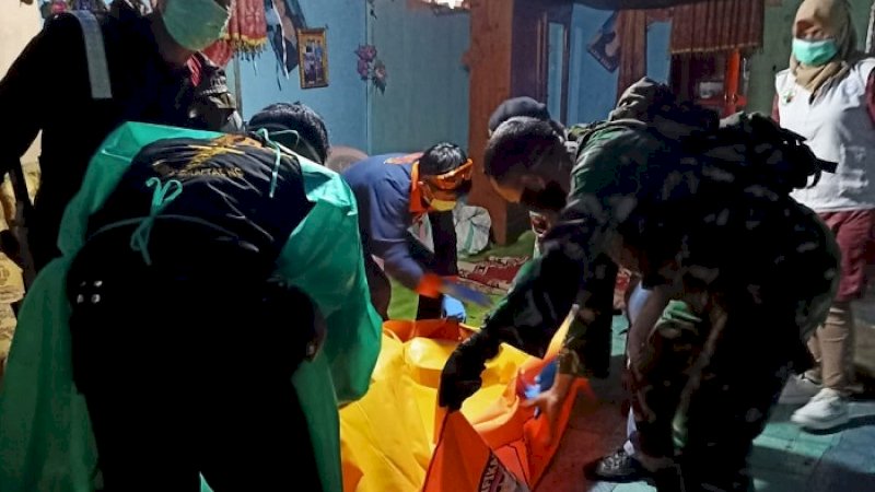 Suasana evakuasi korban di Bantaeng.
