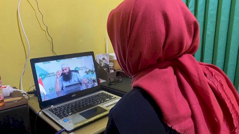 Karyawan Kalla Group mendengarkan Kajian Online Ramadhan dari Ustaz Syafiq Riza Basalamah, beberapa waktu. Hari ini karyawan akan khatam Al-Qur'an bersama di rumah.