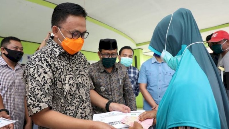 Bupati Bantaeng, Dr Ilham Azikin secara simbolis menyerahkan Bantuan Langsung Tunai (BLT) Desa Bajiminasa, periode April 2020.&nbsp;