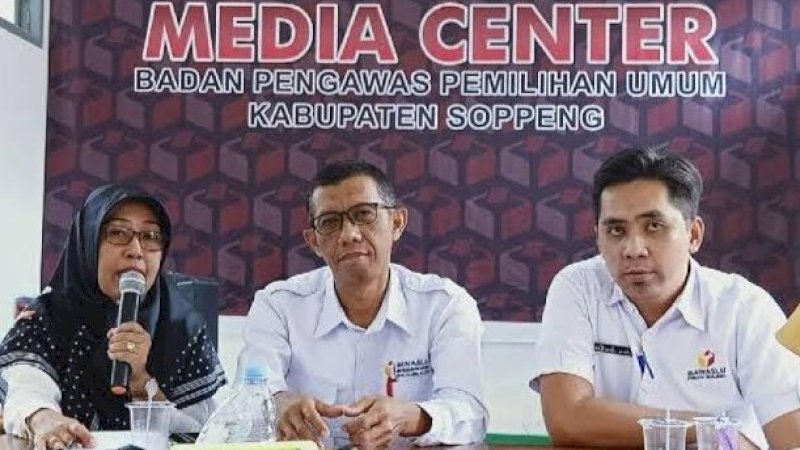 Ketua Bawaslu Soppeng, Winardi (tengah).