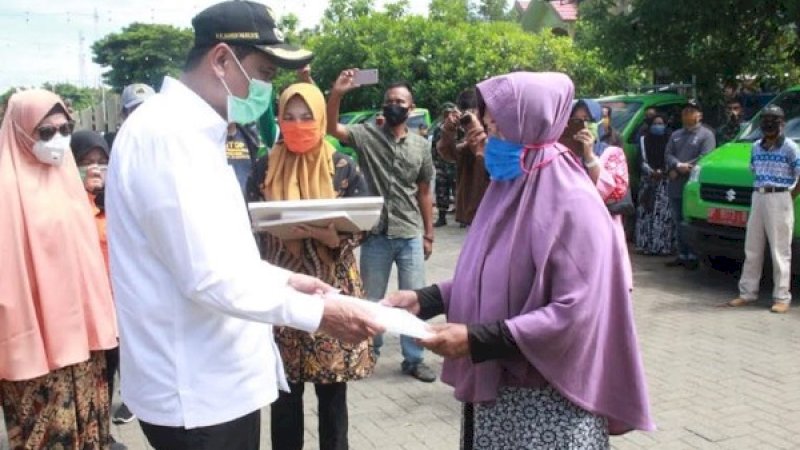 Pendistribusian itu ditandai dengan kegiatan launching terbuka di alun-alun Colliq Pujie, Minggu (10/5/2020).