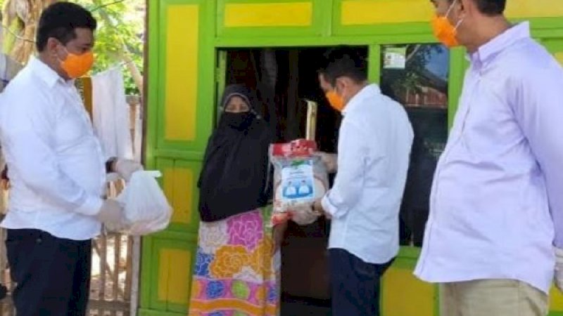 Dewan Pimpinan Pusat Kerukunan Keluarga Bulukumba (DPP KKB) melakukan aksi KKB Peduli dengan memberikan bantuan kepada warga.