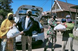 Tim Gugus Tugas Jeneponto Libatkan Jurnalis Salurkan Sembako Warga Terdampak Covid-19