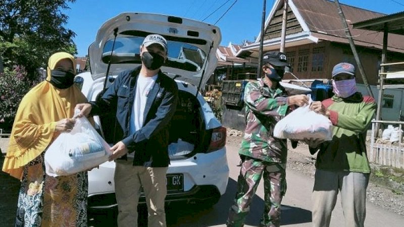 Tim Gugus Tugas Kodim 1425 Jeneponto kembali membagikan sembako dengan melibatkan beberapa jurnalis, penggiat seni, dan OMS di Kabupaten Jeneponto. 