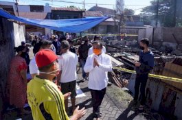 Kunjungi Lokasi Kebakaran di Rappokalling, Wagub Sulsel Bawa Bantuan dan Tenangkan Korban