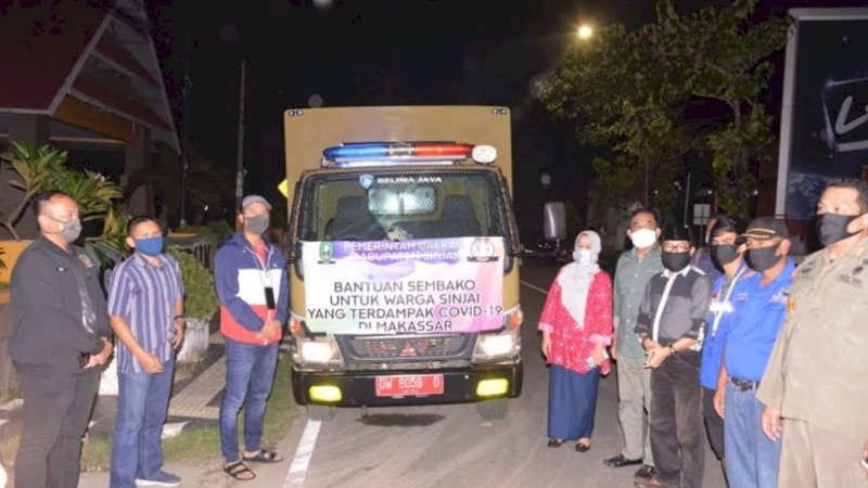 Bantuan jaring pengaman sosial bagi warga Sinjai di Kota Makassar sudah dikirim Minggu malam (10/5/2020). Resmi dilepas Bupati Sinjai, Andi Seto Asapa.

