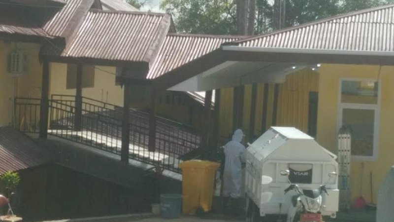 Limbah medis bekas penanganan pasien Covid-19 di ruang isolasi RSUD Soppeng mendapat perlakukan khusus.