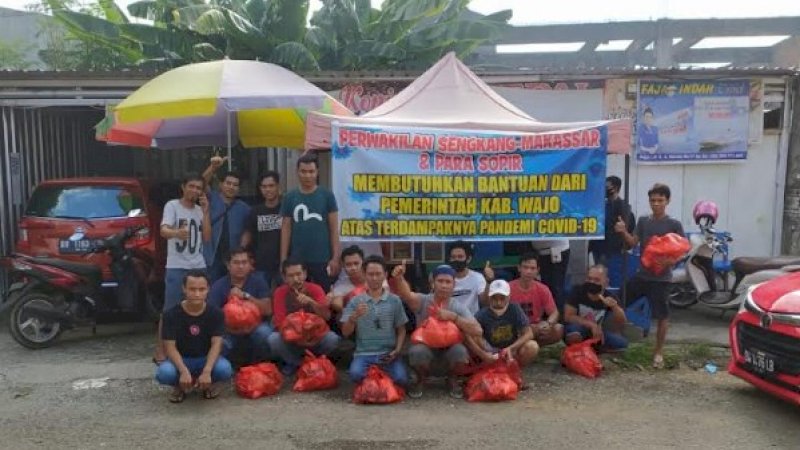 Sopir Pasang Spanduk Minta Bantuan kepada Pemda Wajo, Tim Wagub Datang Bawakan Sembako