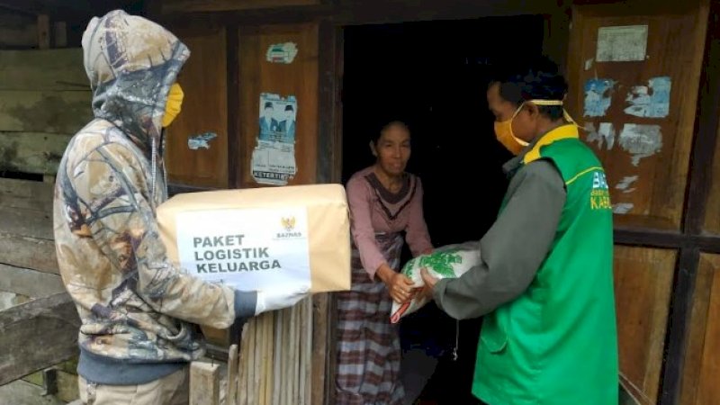 Badan Amil Zakat Nasional (BAZNas) Kabupaten Bulukumba kembali menyalurkan bantuan pangan kepada warga terdampak Covid-19 di Kecamatan Kindang.