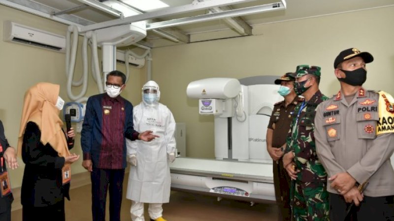 Gubernur Sulsel, Prof HM Nurdin Abdullah (NA) meninjau fasilias baru RS Sayang Rakyat, Senin (11/5/2020).