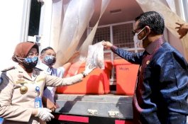 Lewat Gubernur Sulsel, KKP Serahkan Bantuan 1.700 Paket Ikan untuk Warga Terdampak Covid-19