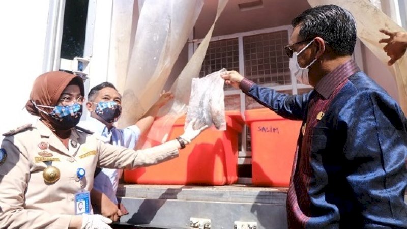 Kepala Balai Besar Karantina Ikan Pengendalian Mutu dan Keamanan Hasil Perikanan Makassar Sitti Chadidjah menyerahkan banuan ikan kepada Gubernur Sulsel, Prof HM Nurdin Abdullah.&nbsp;