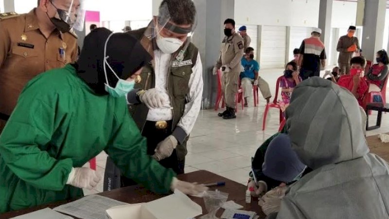 Tim Gugus Tugas Percepatan Penanganan Covid-19 Kota Parepare, Sulawesi Selatan melakukan rapid test kepada 64 pedagang di Pasar Lakessi.&nbsp;