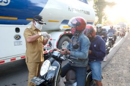 Pekan Kedua PSBB, Giliran Wabup Gowa Periksa Identitas Pengendara di Perbatasan