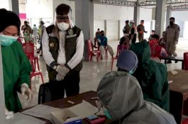 Kenakan APD Lengkap, Taufan Pawe Turun Langsung Pantau Rapid Test Pedagang di Pasar