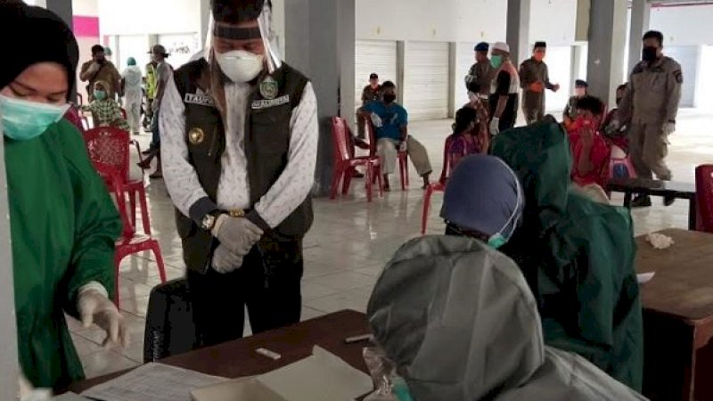 Wali Kota Parepare, HM Taufan Pawe, turun langsung memantau jalannya pelaksanaan rapid test yang dilakukan Tim Medis Covid-19 RSUD Andi Makkasau kepada puluhan pedagang di Pasar Lakessi, Kota Parepare, Senin (11/5/2020).