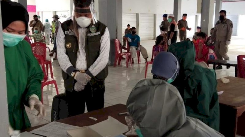 Tim Gugus Tugas Percepatan Penanganan Covid-19 Kota Parepare melakukan rapid test massal terhadap 64 pedagang di Pasar Lakessi dan warga pasar yang pernah kontak dengan pasien positif Covid-19.