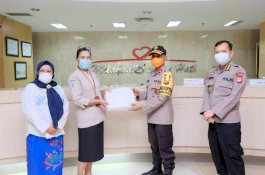 Dukung Perjuangan Para Medis, Wakapolda Sulsel Berikan Bantuan APD