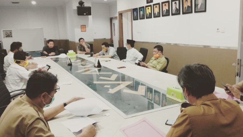 FOTO:Dinas Pu Makassar Hadiri rapat Monev di DPRD Makassar terkait realokasi anggaran covid 19, senin,(11/5).