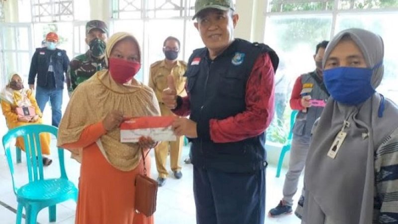 Bupati Bulukumba, AM Sukri Sappewali, saat penyerahan bantuan di Gedung Masagena, Senin (11/5/2020).
