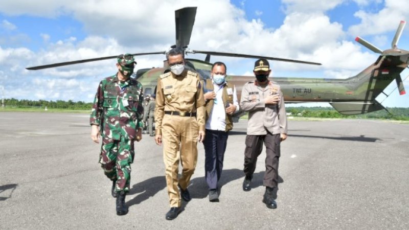 Gubernur Sulsel, Nurdin Abdullah didampingi Kapolda dan Pangdam saat tiba di Selayar, Selasa (12/5/2020).