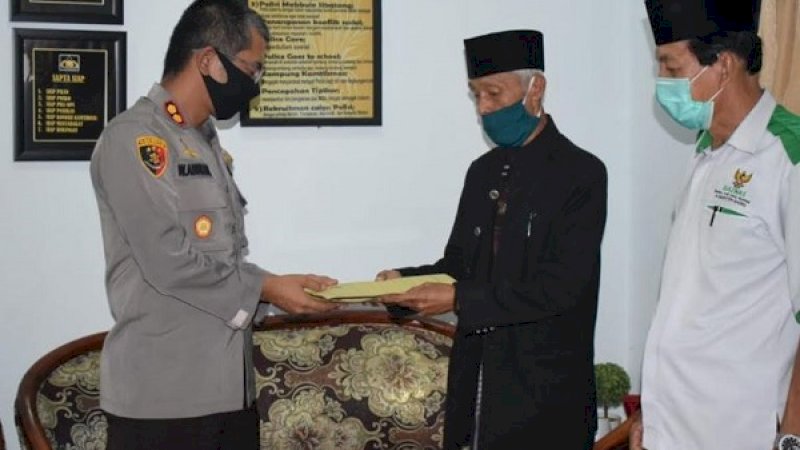 Kapolres Barru, AKBP Welly Abdillah (kiri), menyerahkan zakat gaji dan zakat fitrah personelnya ke pihak Baznas Kabupaten Barru. Penyerahan berlangsung di ruang kerja Kapolres Barru, Selasa (12/5/2020). 