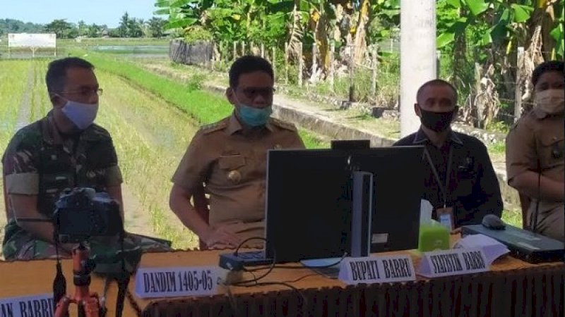Bupati Barru, Suardi Saleh yang didampingi Dandim 1405/Mallusetasi Letkol Kav. Ali Syahputra Siregar, melaporkan kondisi pertanian Kabupaten Barru dalam rapat via video conference (Vidcon). 