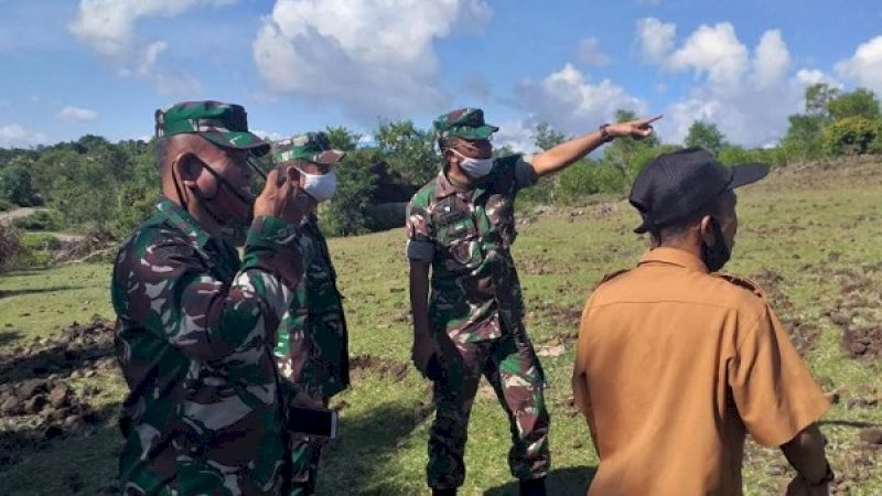 Dandim 1405/Mallusetasi, Letkol Kav. Ali Syahputra Siregar melakukan peninjauan lokasi persiapan Kodim baru di Kabupaten Barru beberapa hari yang lalu.