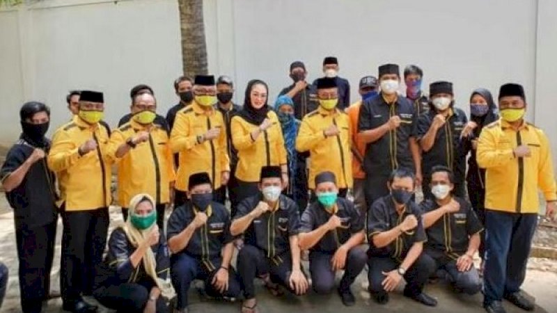 Partai Golkar Sulsel membagikan sembako kepada sejumlah petugas cleaning service DPRD Sulsel, Selasa (12/5/2020).