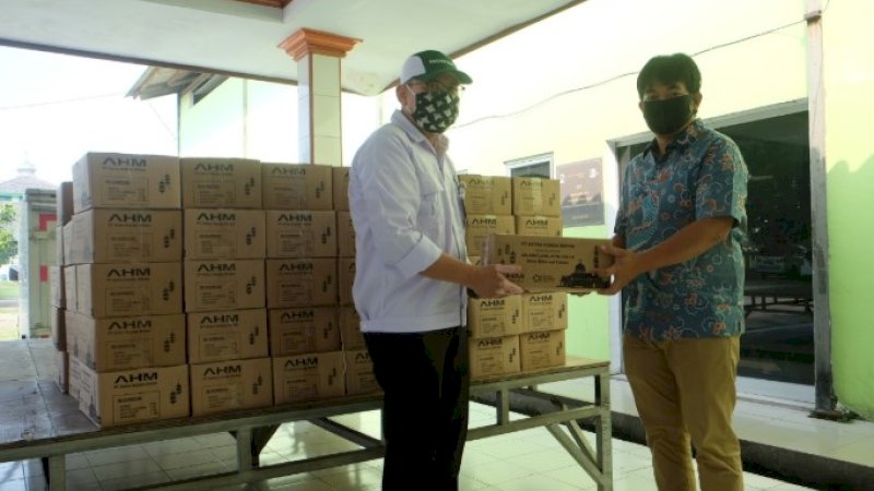 PT Astra Honda Motor (AHM) membagikan sekitar 1.100 paket sembako Ramadan Sehat ke masyarakat di sekitar lingkungan perusahaan untuk menemani mereka menjalani pola hidup sehat selama puasa di bulan Ramadan.