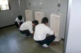Kedapatan Berkerumun di Tempat Umum, Warga Jakarta Dihukum Bersihkan Toilet Sambil Kenakan Rompi