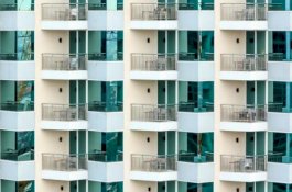 Intip Bolanya yang Jatuh, Bocah Ini Terjun dari Balkon Lantai 4 Apartemen