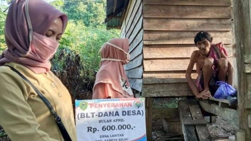 Salama (kanan), warga Desa Lasitae, Kecamatan Tanete Rilau, Kabupaten Barru, mendadak viral di sosial media, lantaran menolak diberi Bantuan Langsung Tunai (BLT) Covid-19 dari pemerintah desa setempat.