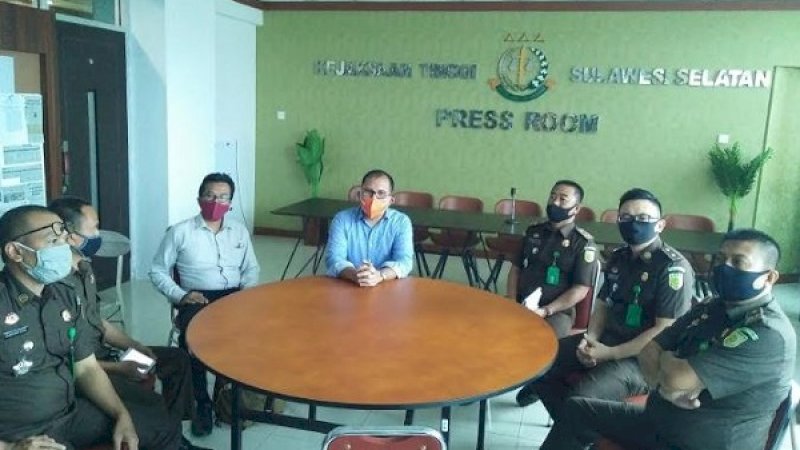 Mohammad Ramdhan Pomanto didampingi oleh sejumlah jaksa memberi keterangan pers di rumah penerapan umum Kejati Sulsel, Rabu (13/5/2020). 